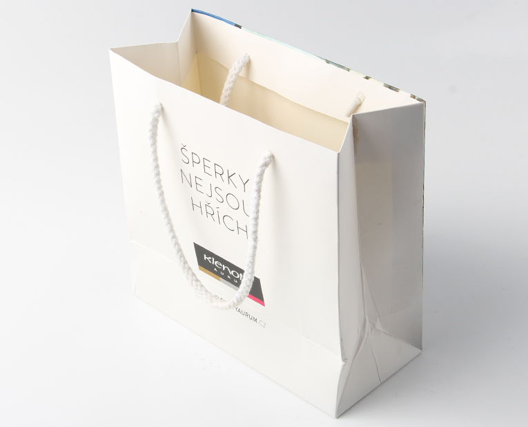 服裝紙袋制造商-廣州駿業(yè)包裝實業(yè)有限公司 服裝紙袋制造商