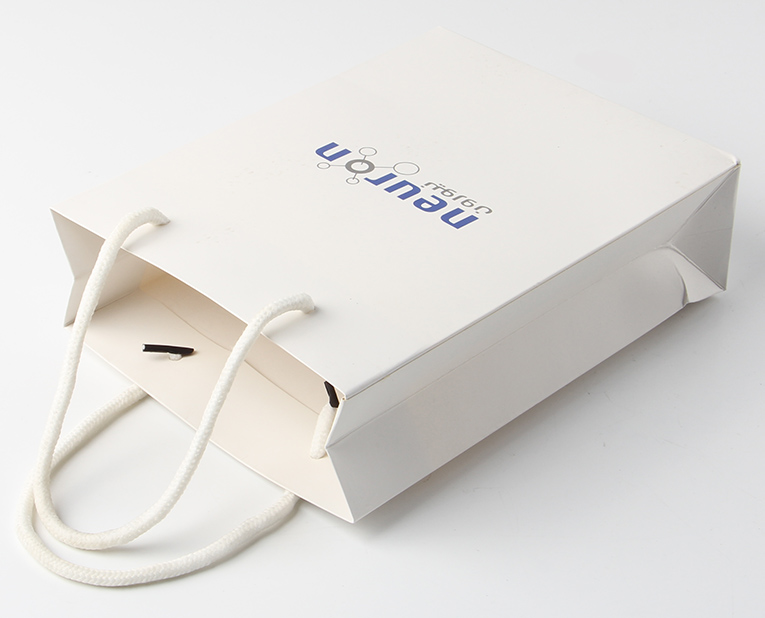 駿業(yè)包裝您的手機紙袋生產廠家 駿業(yè)包裝您的手機紙袋生產廠家