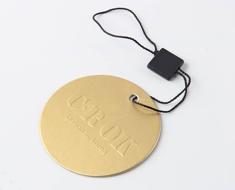 褲子吊牌訂做的時(shí)候最常見的是這兩個(gè)工藝 褲子吊牌訂做的時(shí)候最常見的是這兩個(gè)工藝