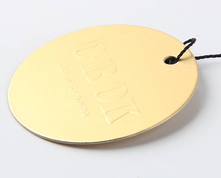 褲子吊牌訂做的時(shí)候最常見的是這兩個(gè)工藝 褲子吊牌訂做的時(shí)候最常見的是這兩個(gè)工藝