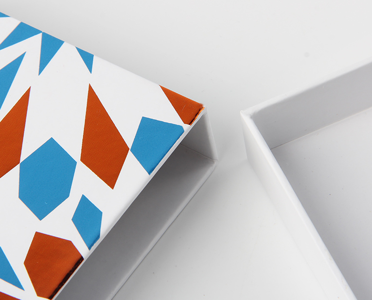 另外一個印刷出現(xiàn)白點的原因終究被面膜精裝盒廠家斬落 另外一個印刷出現(xiàn)白點的原因終究被面膜精裝盒廠家斬落