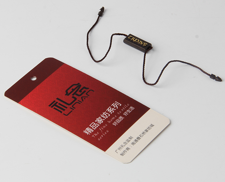 衣服吊牌在定做時(shí)出幺蛾子，制造商這樣做不懼怕劃痕