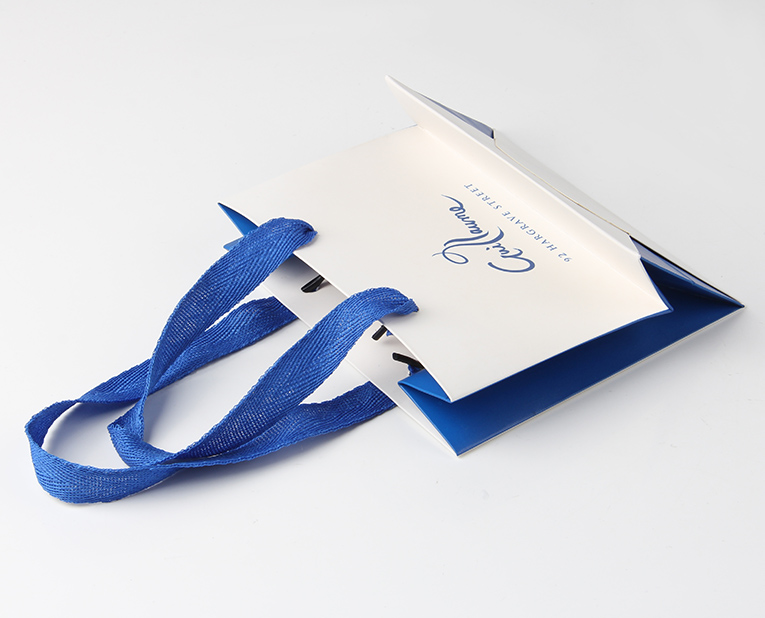 令保健品紙袋在定做出現(xiàn)波浪線還會由于烘干問題導致 令保健品紙袋在定做出現(xiàn)波浪線還會由于烘干問題導致