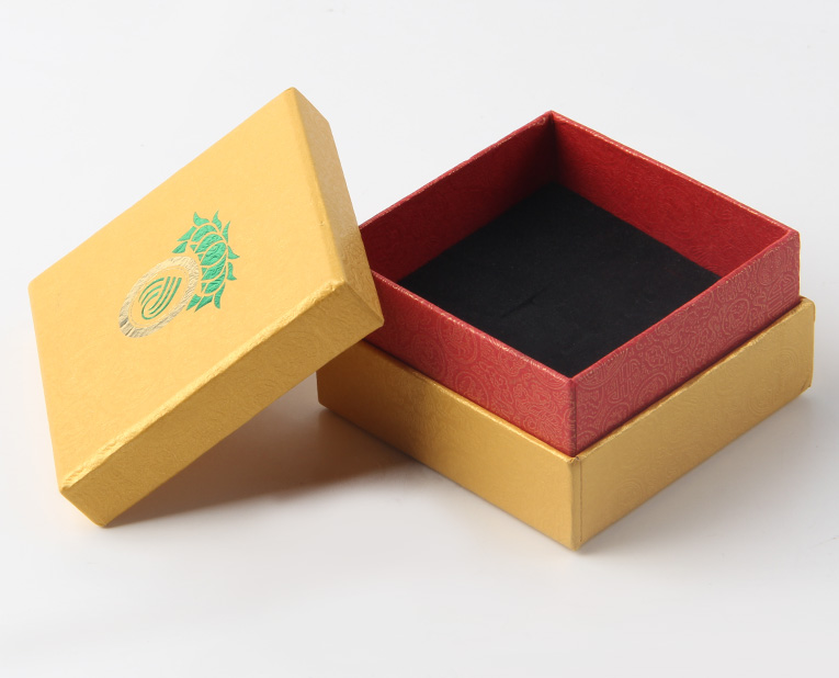 代表化妝品盒子廠家的老師傅，仔細比對3個小時，只為品質(zhì)