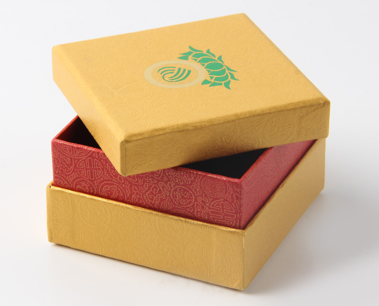 代表化妝品盒子廠家的老師傅，仔細比對3個小時，只為品質(zhì)