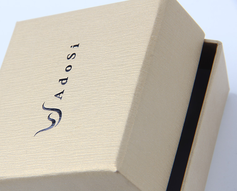 化妝品盒子的制造商師傅早上校對(duì)完顏色，下午還要處理橡皮布