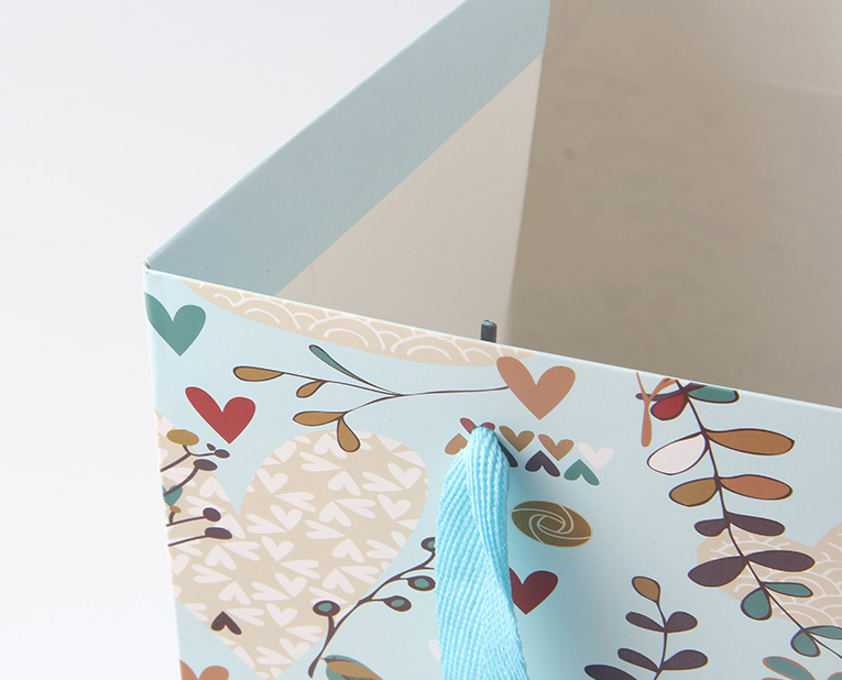 抗凍光油，讓化妝品禮品袋廠在冬天也能換發(fā)光彩