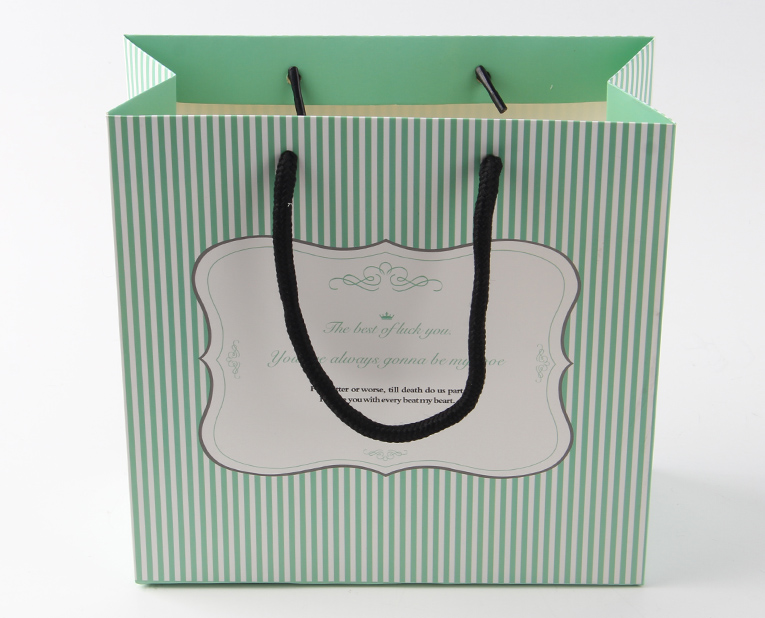 化妝品的包裝袋在訂做時(shí)必須區(qū)分清紅、白2種燥油