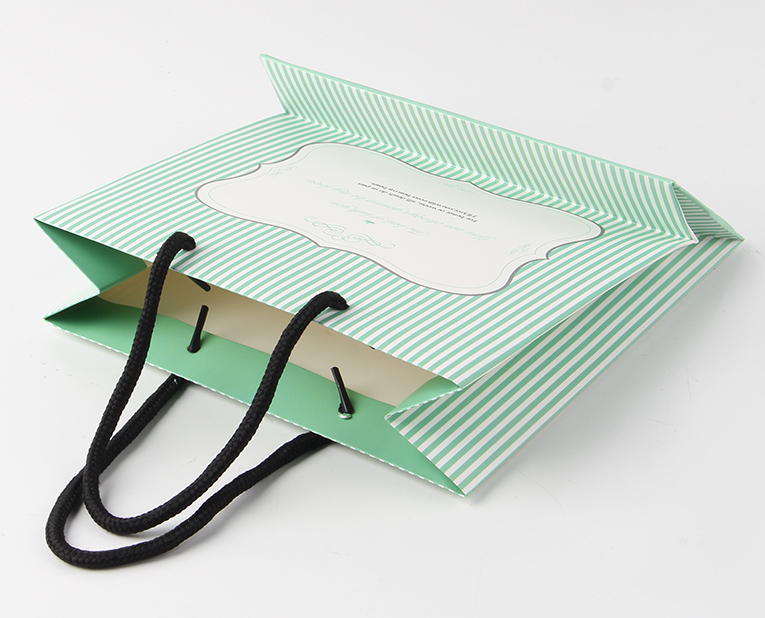 化妝品的包裝袋在訂做時(shí)必須區(qū)分清紅、白2種燥油