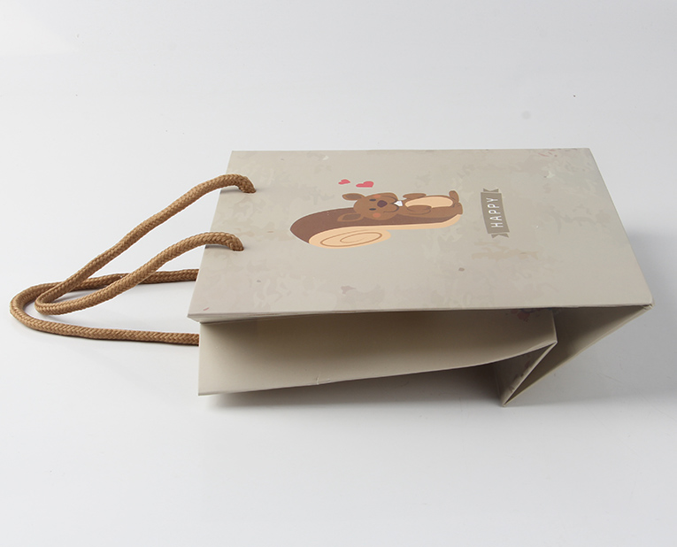 服裝紙袋在面對(duì)年底的訂做潮面前得理性、專業(yè)處理