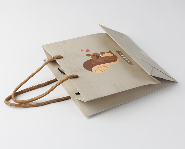 服裝紙袋在面對(duì)年底的訂做潮面前得理性、專業(yè)處理