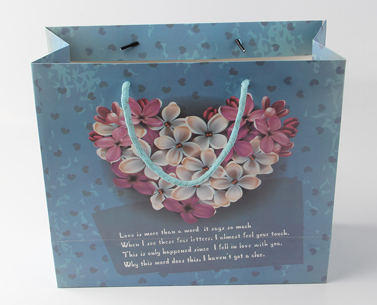 衣服的禮品袋在年底廠家?guī)煾狄ＷC黏度，需要很大功夫