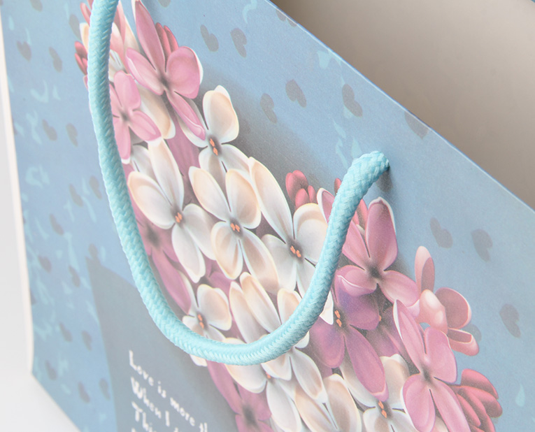 衣服的禮品袋在年底廠家?guī)煾狄ＷC黏度，需要很大功夫