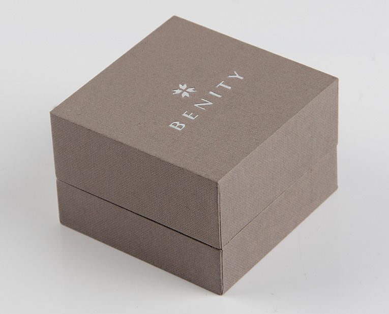 珠寶精裝盒廠寄過來(lái)的樣品，你得聽我的這樣檢查才行！