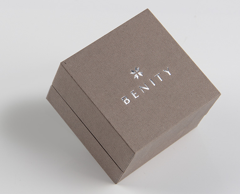 珠寶精裝盒廠寄過來(lái)的樣品，你得聽我的這樣檢查才行！