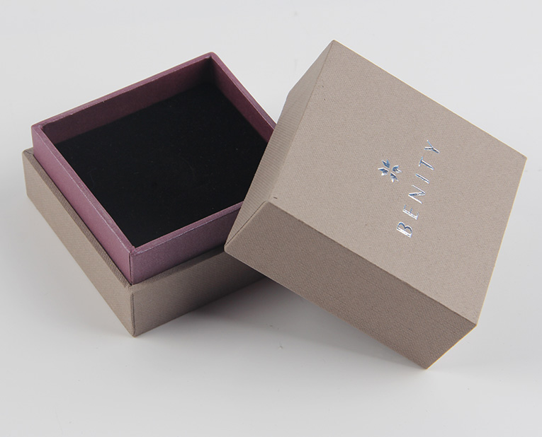 珠寶精裝盒廠寄過來(lái)的樣品，你得聽我的這樣檢查才行！