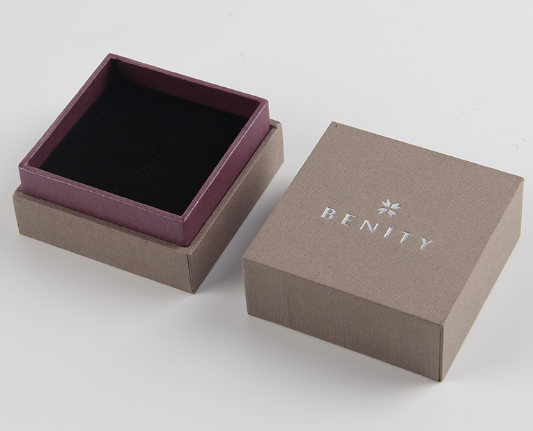 珠寶精裝盒廠寄過來(lái)的樣品，你得聽我的這樣檢查才行！