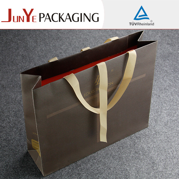 保健品想要在9月做出疊印的禮品袋那么工廠師傅這樣做就肯定是有實力的 保健品想要在9月做出疊印的禮品袋那么工廠師傅這樣做就肯定是有實力的