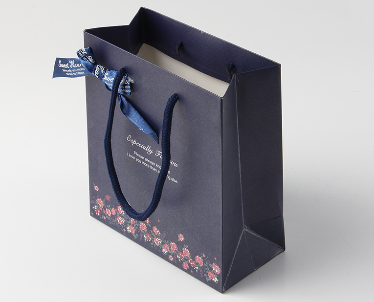 手拎紙袋右上角絲帶打蝴蝶結(jié)裝飾法 手拎紙袋右上角絲帶打蝴蝶結(jié)裝飾法