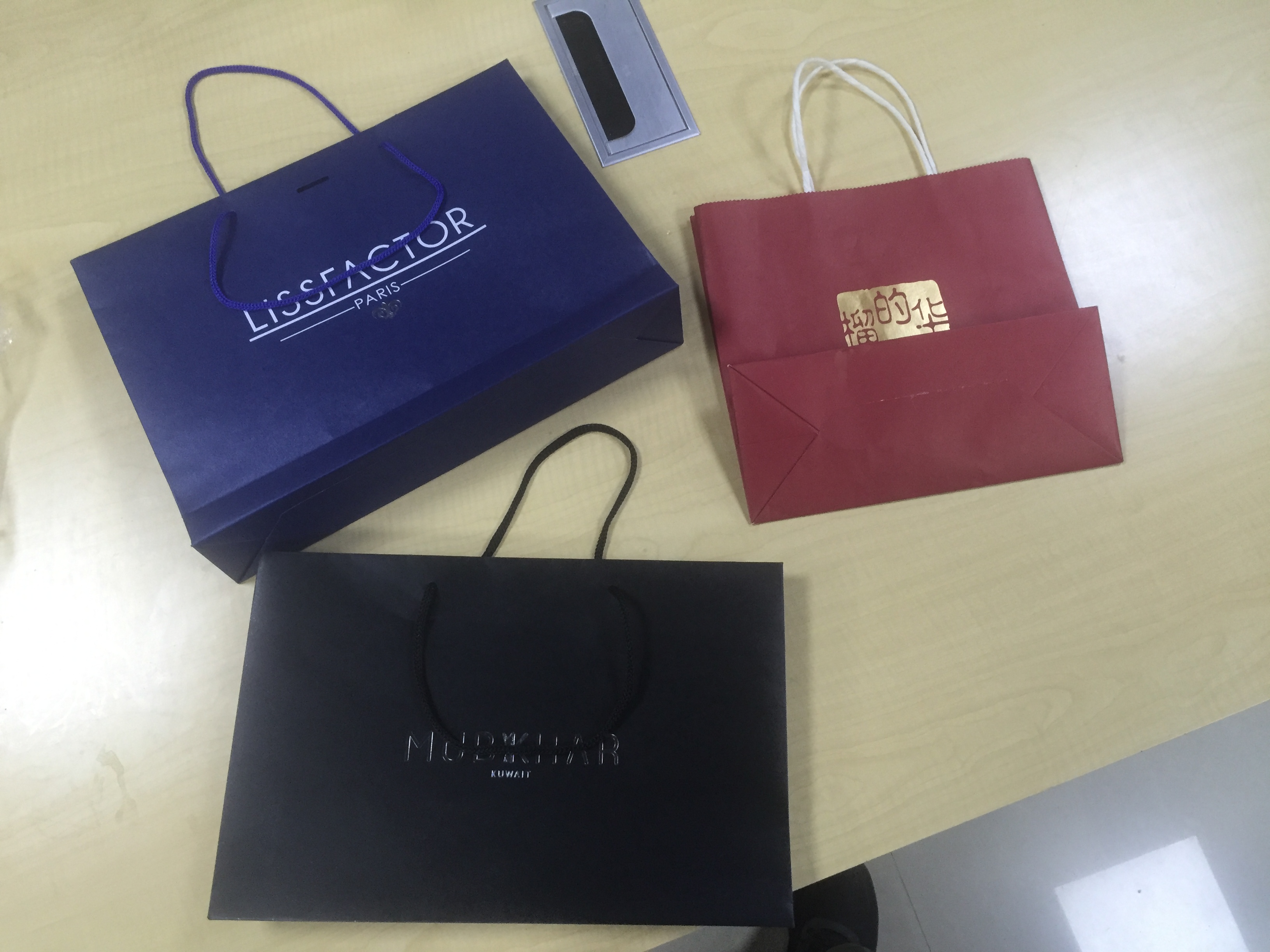 3個(gè)簡(jiǎn)單細(xì)節(jié)的襯衫紙袋設(shè)計(jì)，能讓消費(fèi)者有不一樣的體驗(yàn)