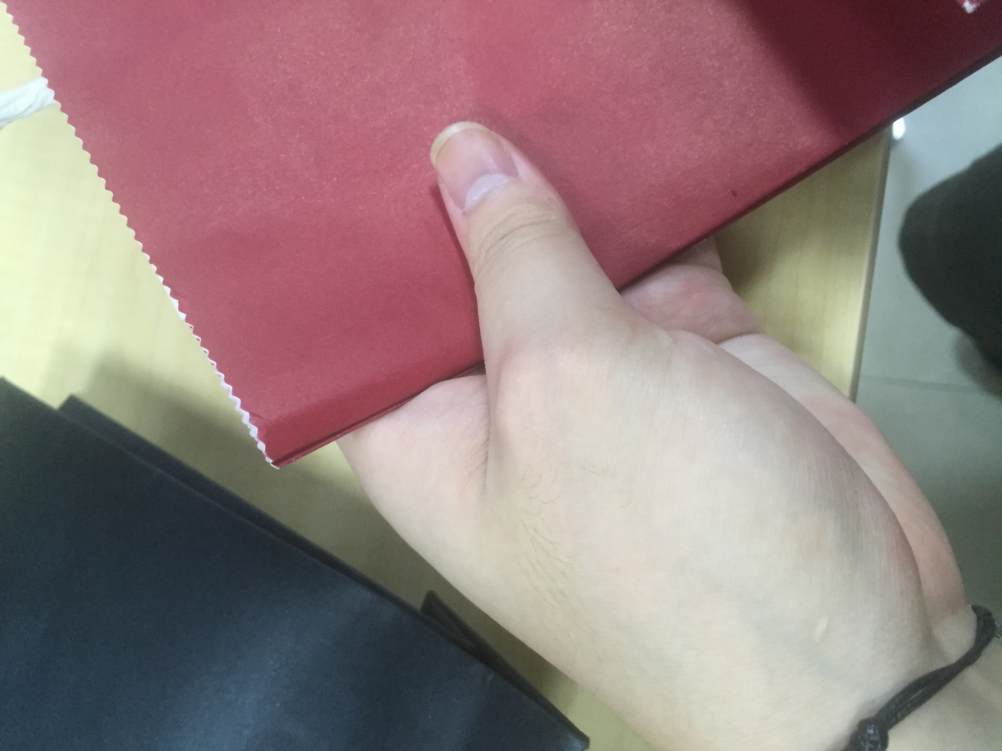 3個(gè)簡(jiǎn)單細(xì)節(jié)的襯衫紙袋設(shè)計(jì)，能讓消費(fèi)者有不一樣的體驗(yàn)