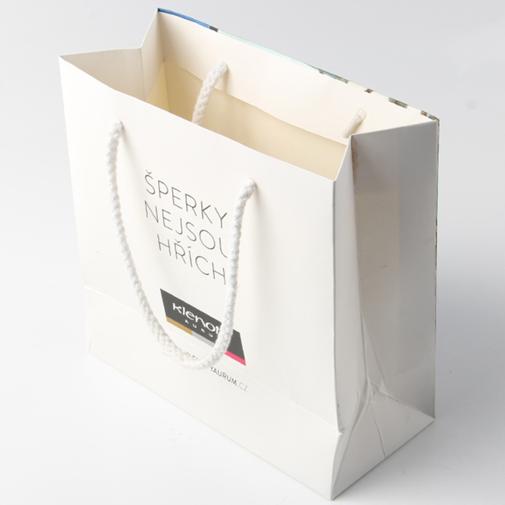 為什么用大貨標(biāo)準(zhǔn)決定服裝禮品袋定做的參數(shù)而不是數(shù)碼打樣 為什么用大貨標(biāo)準(zhǔn)決定服裝禮品袋定做的參數(shù)而不是數(shù)碼打樣