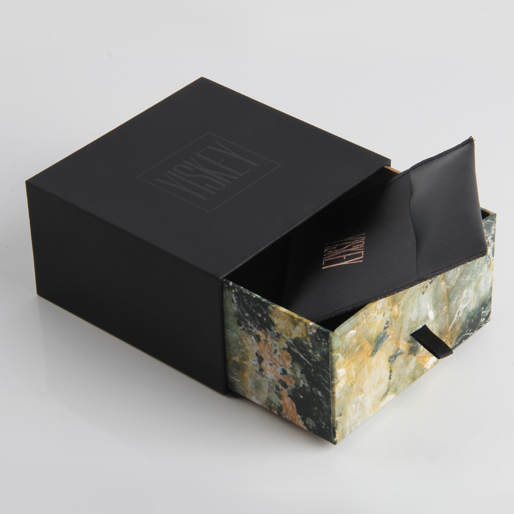 化妝品禮品盒定做的生產(chǎn)車間是否干凈同樣重要 化妝品禮品盒定做的生產(chǎn)車間是否干凈同樣重要