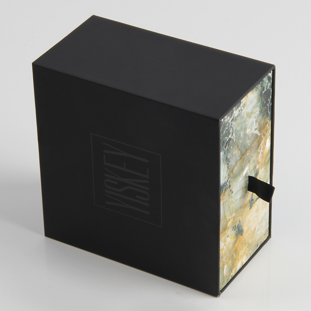 化妝品禮品盒定做的生產(chǎn)車間是否干凈同樣重要 化妝品禮品盒定做的生產(chǎn)車間是否干凈同樣重要