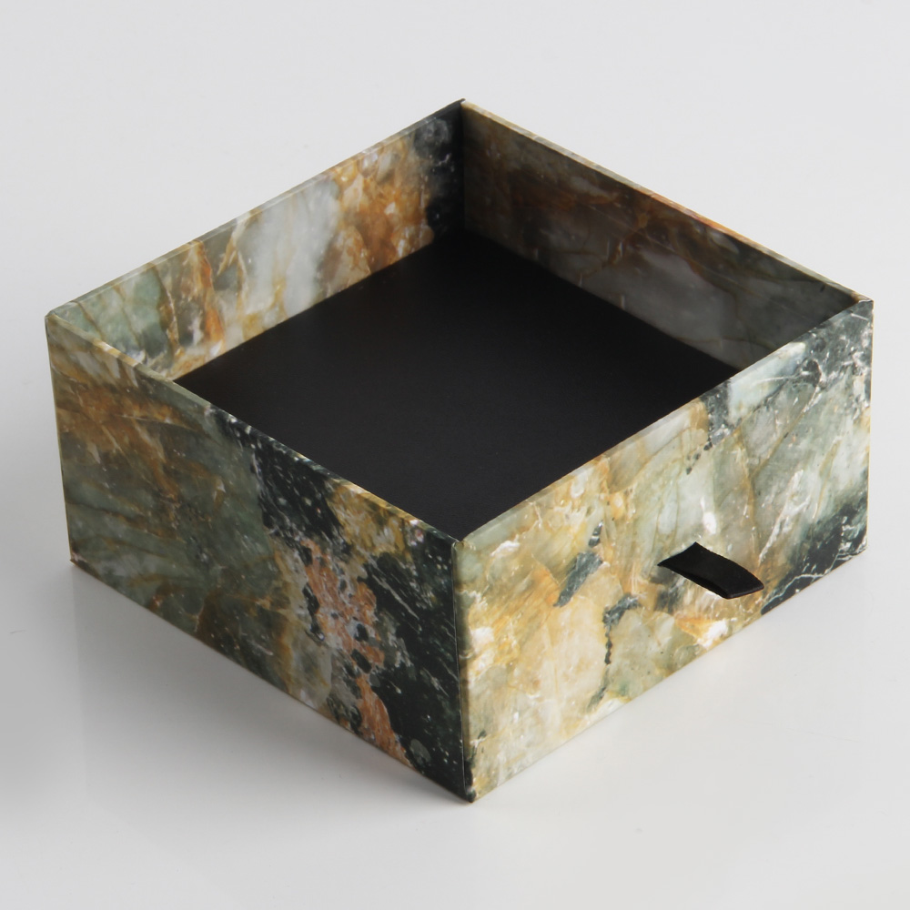 化妝品禮品盒定做的生產(chǎn)車間是否干凈同樣重要 化妝品禮品盒定做的生產(chǎn)車間是否干凈同樣重要